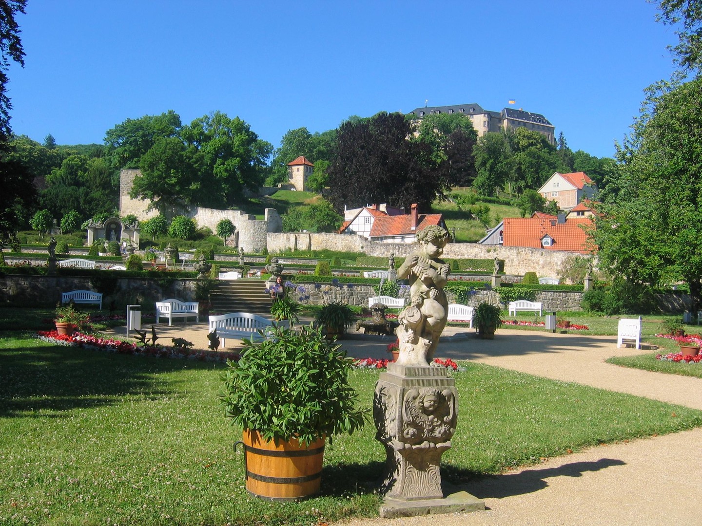 07 der wundersch ne Barockgarten Hintergrund gro es Schloss 1080px